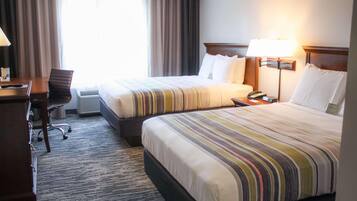 Quarto, 2 camas Queen, para não fumantes | Cofres nos quartos, individualmente decorados