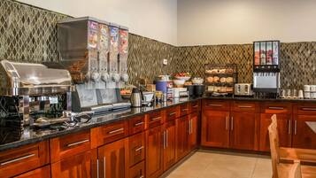 Café da manhã com buffet grátis todos os dias