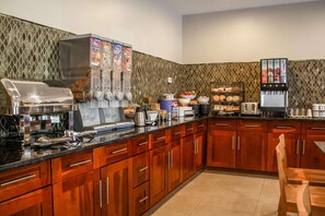 Free daily buffet breakfast - Country Inn & Suites by Radisson, Washington Dulles International Airport, VA (Sterling)