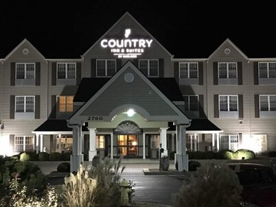 Country Inn & Suites by Radisson, Salina, KS