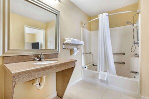 Combined shower/bathtub, free toiletries, hair dryer, towels - Best Western Plus Waco North (Waco)