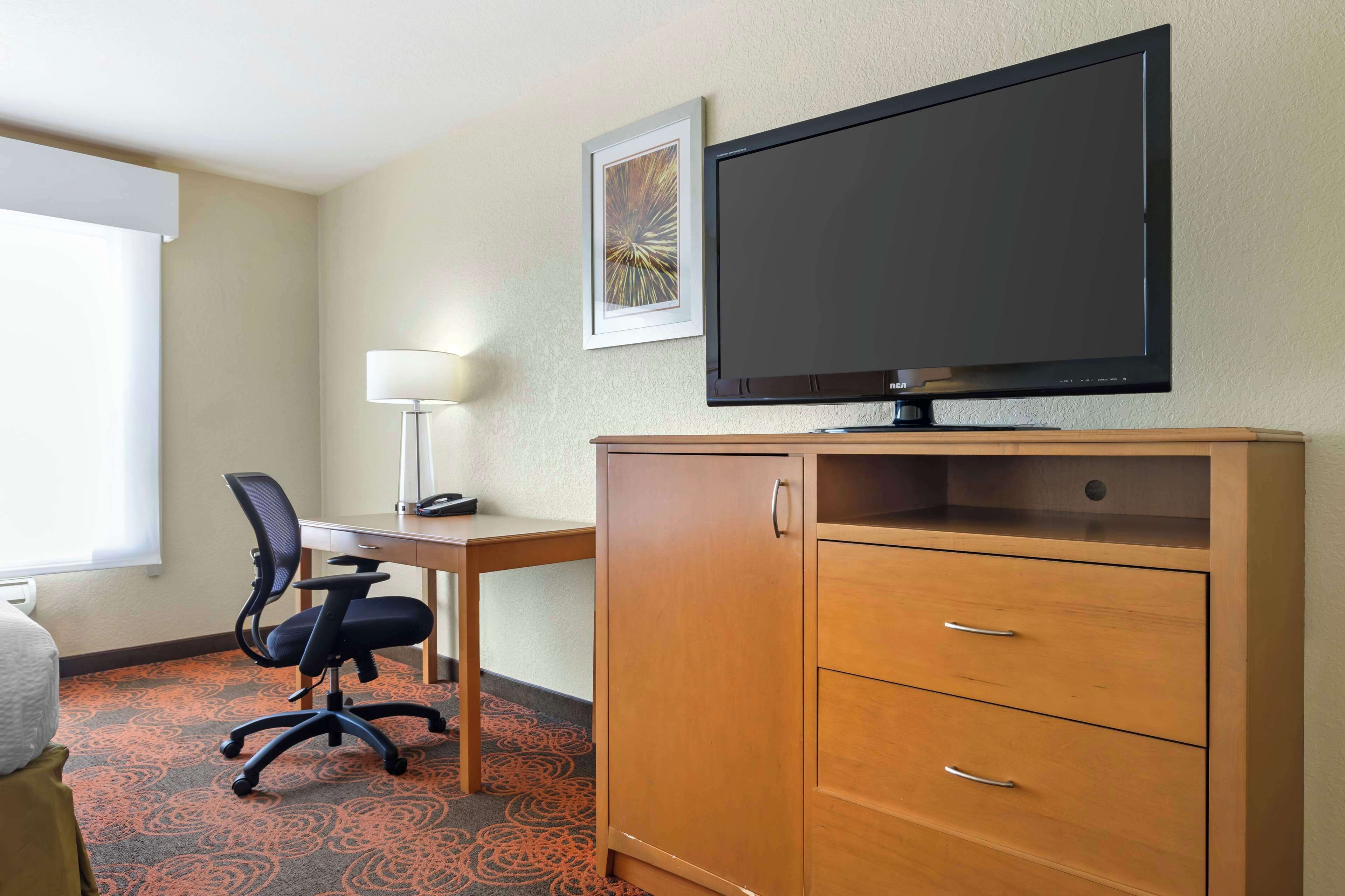 standard room, 1 king bed, accessible, non smoking | in-room safe, desk, laptop workspace, iron/ironing board