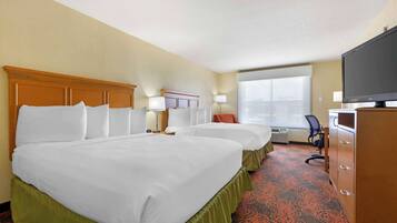 Habitación estándar, 2 camas de matrimonio, accesible para personas con discapacidad, bañera | Caja fuerte, escritorio, espacio para trabajar con un portátil