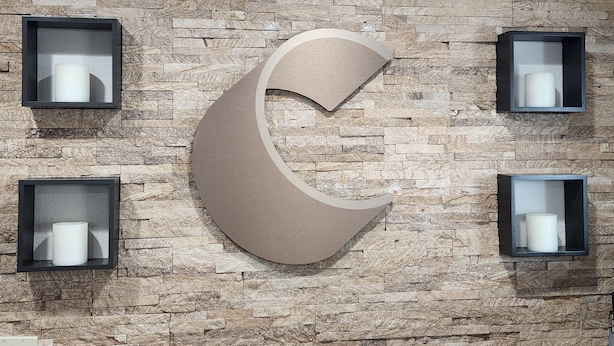 A wall with a large crescent moon design and four square frames with candles. - Comfort Inn Yreka I-5 (Yreka)