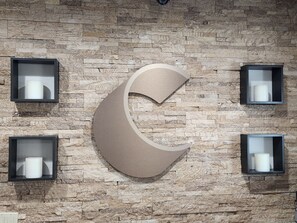A wall with a large crescent moon design and four square frames with candles. - Comfort Inn Yreka I-5 (Yreka)