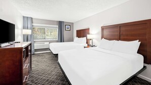 Premium bedding, desk, laptop workspace, blackout drapes - Comfort Inn Yreka I-5 (Yreka)