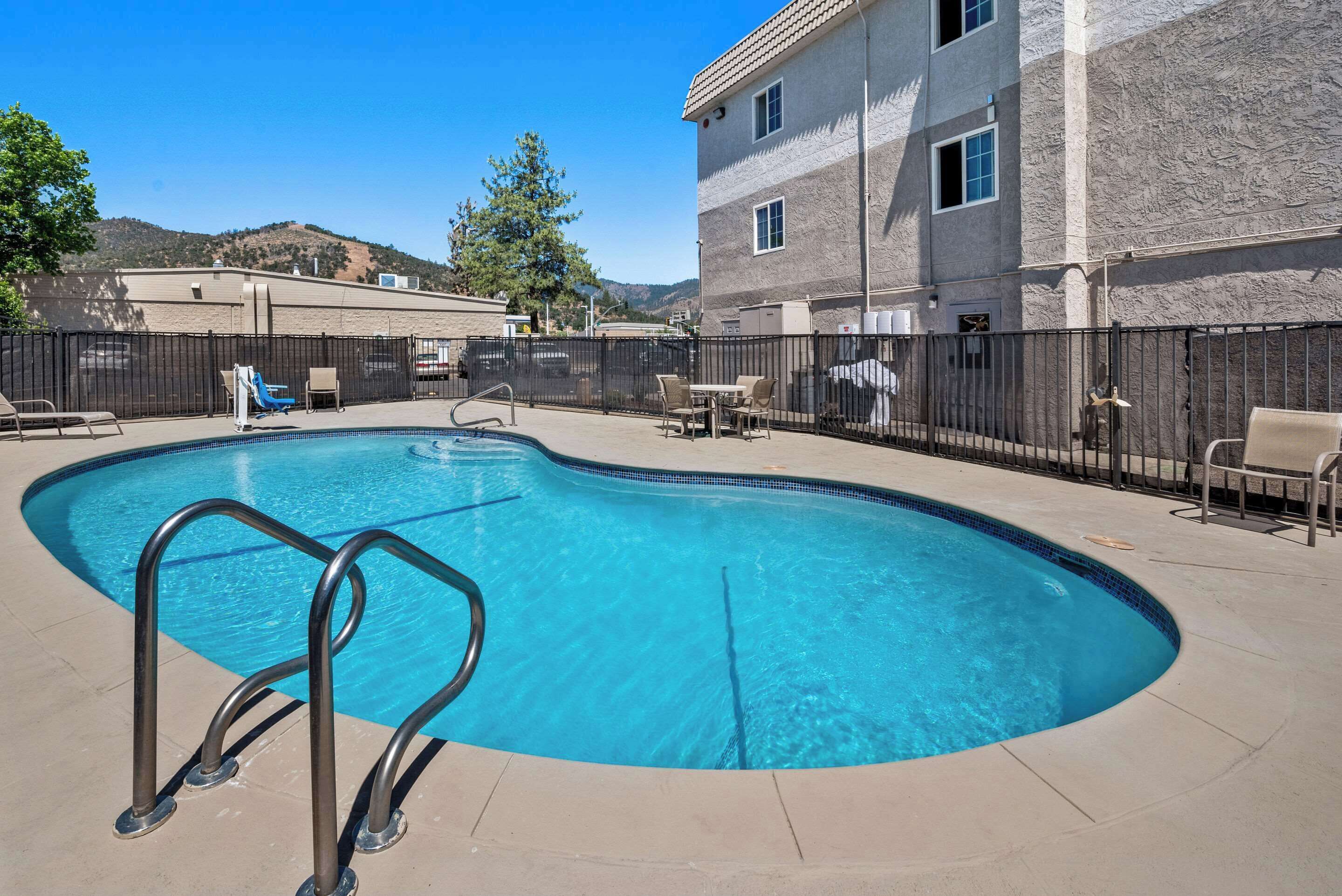 季节性开放的室外游泳池，10:00 至 21:00 开放，日光浴躺椅