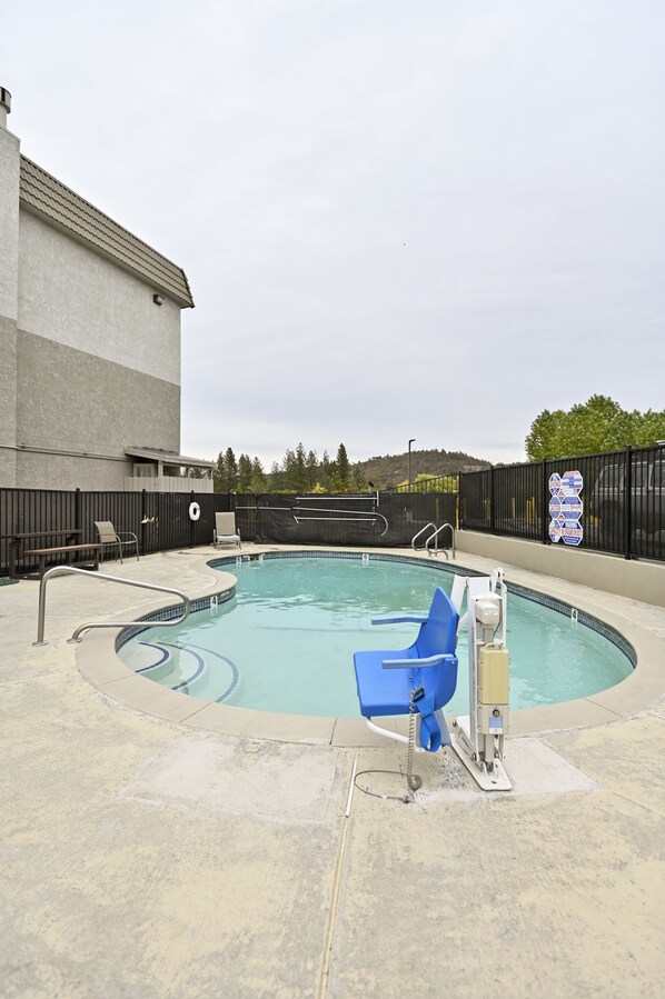 A swimming pool with a blue chair and a water fountain. - Comfort Inn Yreka I-5 (Yreka)