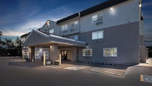 A multi-story hotel with a covered entrance, large windows, and a parking lot. - Comfort Inn Yreka I-5 (Yreka)
