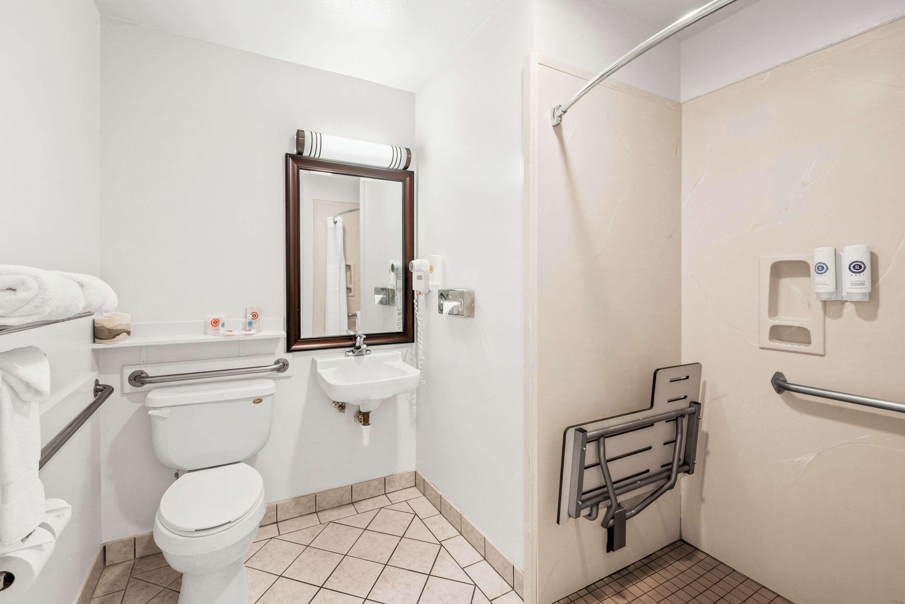 Un baño con inodoro, lavabo y ducha.