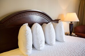 Escritorio, cortinas opacas, tabla de planchar con plancha y wifi gratis