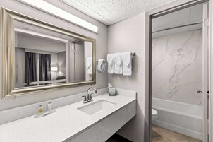 Bañera con ducha, artículos de tocador gratuitos, secador de pelo