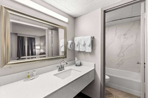 Combined shower/tub, free toiletries, hair dryer, towels