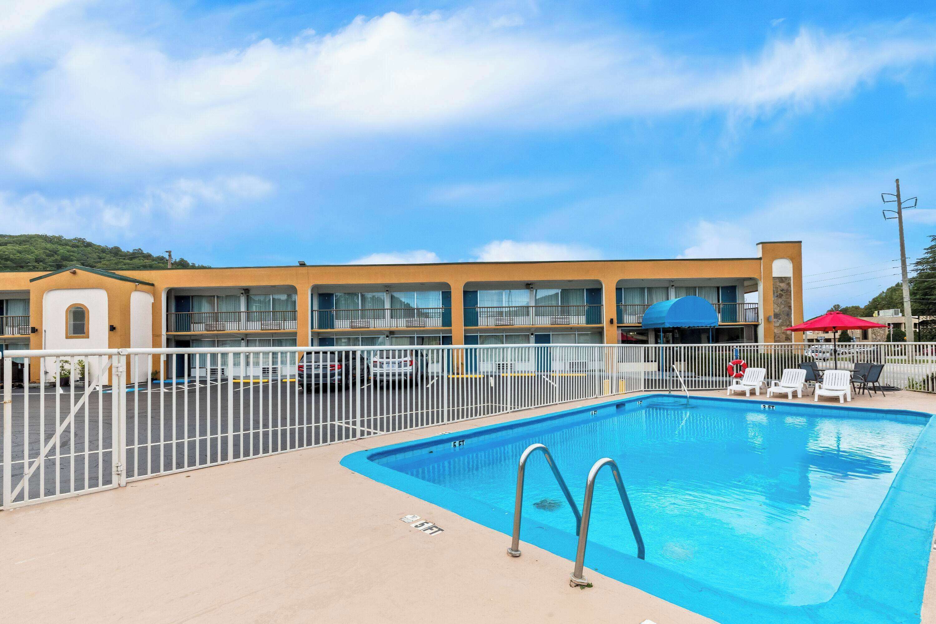 Kolam renang terbuka bermusim, kerusi lepak pantai 