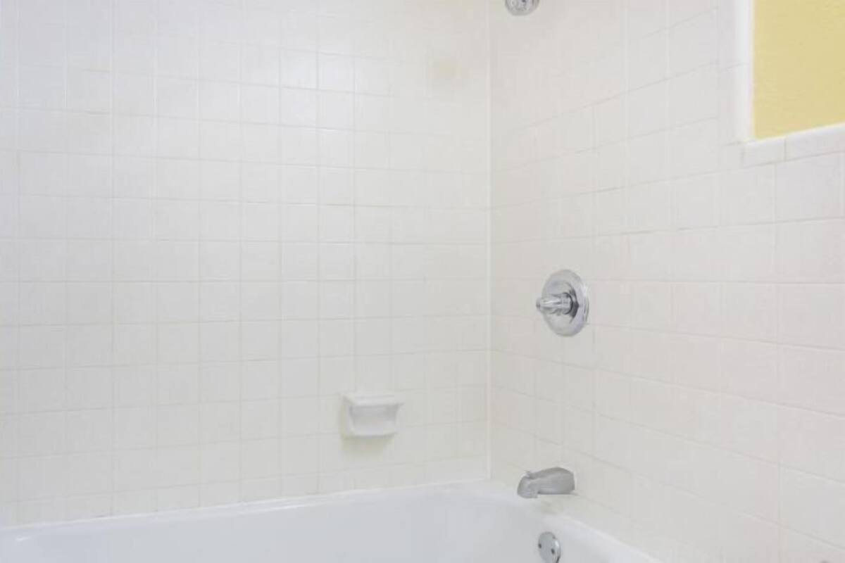 Salle de bain | Ensemble baignoire-douche, articles de toilette (gratuits)