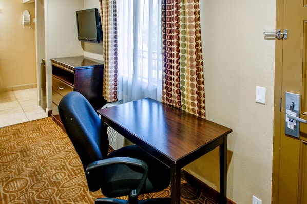 Caja de seguridad en la habitación, escritorio y cortinas blackout