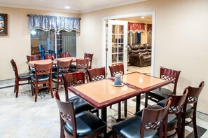 Breakfast area - Rodeway Inn San Diego Near SDSU (San Diego)