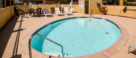 Utomhuspool, parasoller och solstolar