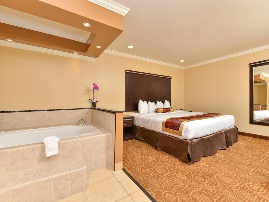 Pengeskab på værelset, skrivebord, mørklægningsgardiner