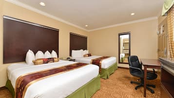 Camera Standard, 2 letti queen, non fumatori | Una cassaforte in camera, una scrivania, tende oscuranti