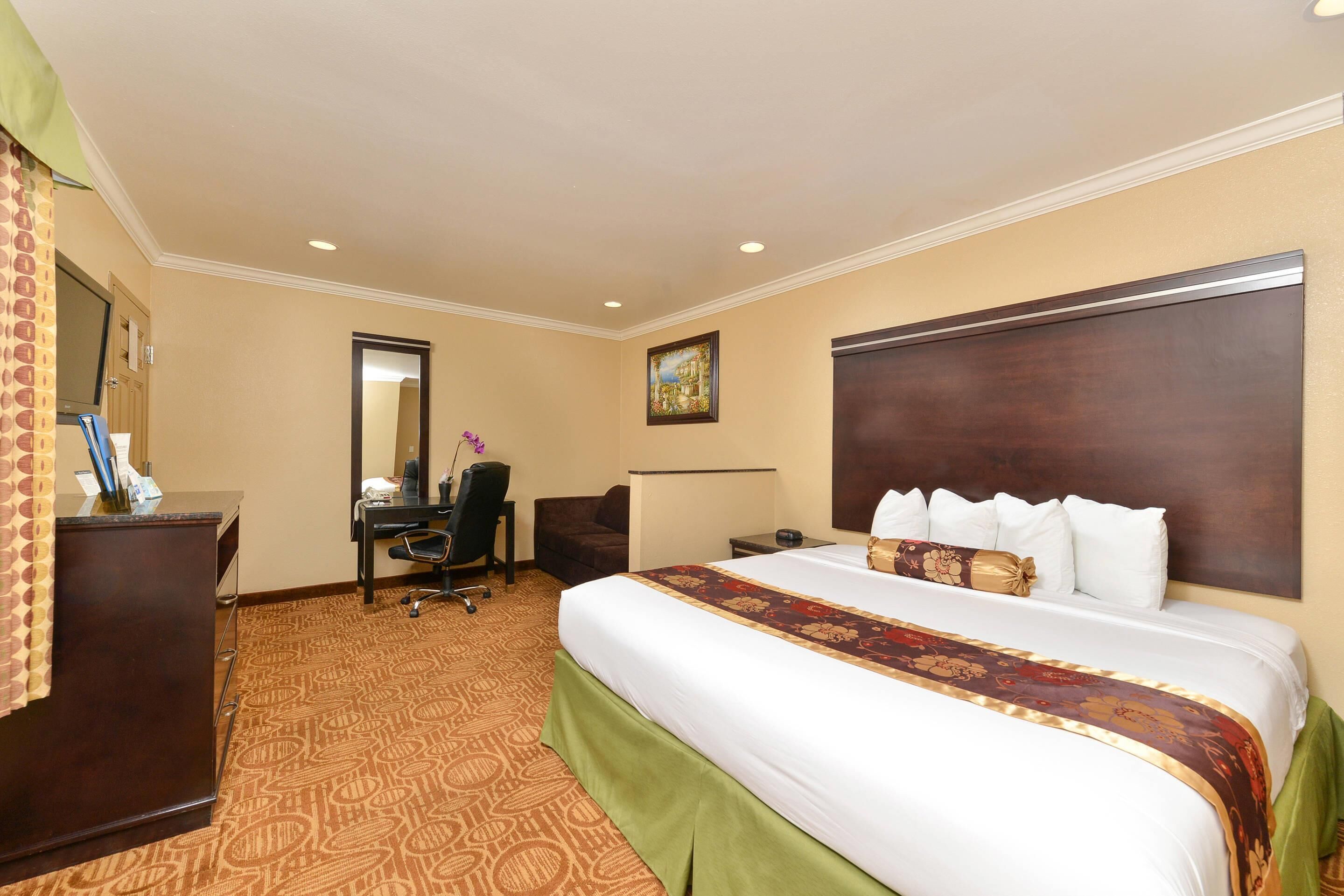 Suite, 1 King Bed with Sofa bed, Non Smoking | In-room safe, desk, blackout drapes, iron/ironing board