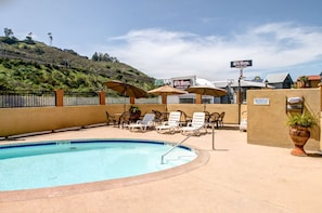 Piscine extérieure, parasols, chaises longues