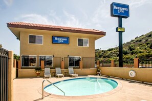 Outdoor pool, pool umbrellas, sun loungers - Rodeway Inn San Diego Near SDSU (San Diego)