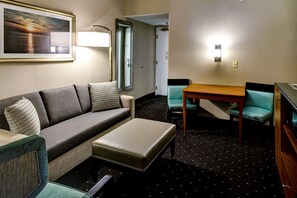 32-inch LCD TV with digital channels, TV, video-game console - Embassy Suites Williamsburg (Williamsburg)