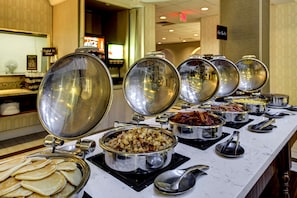 Petit-déjeuner, déjeuner et dîner servis sur place