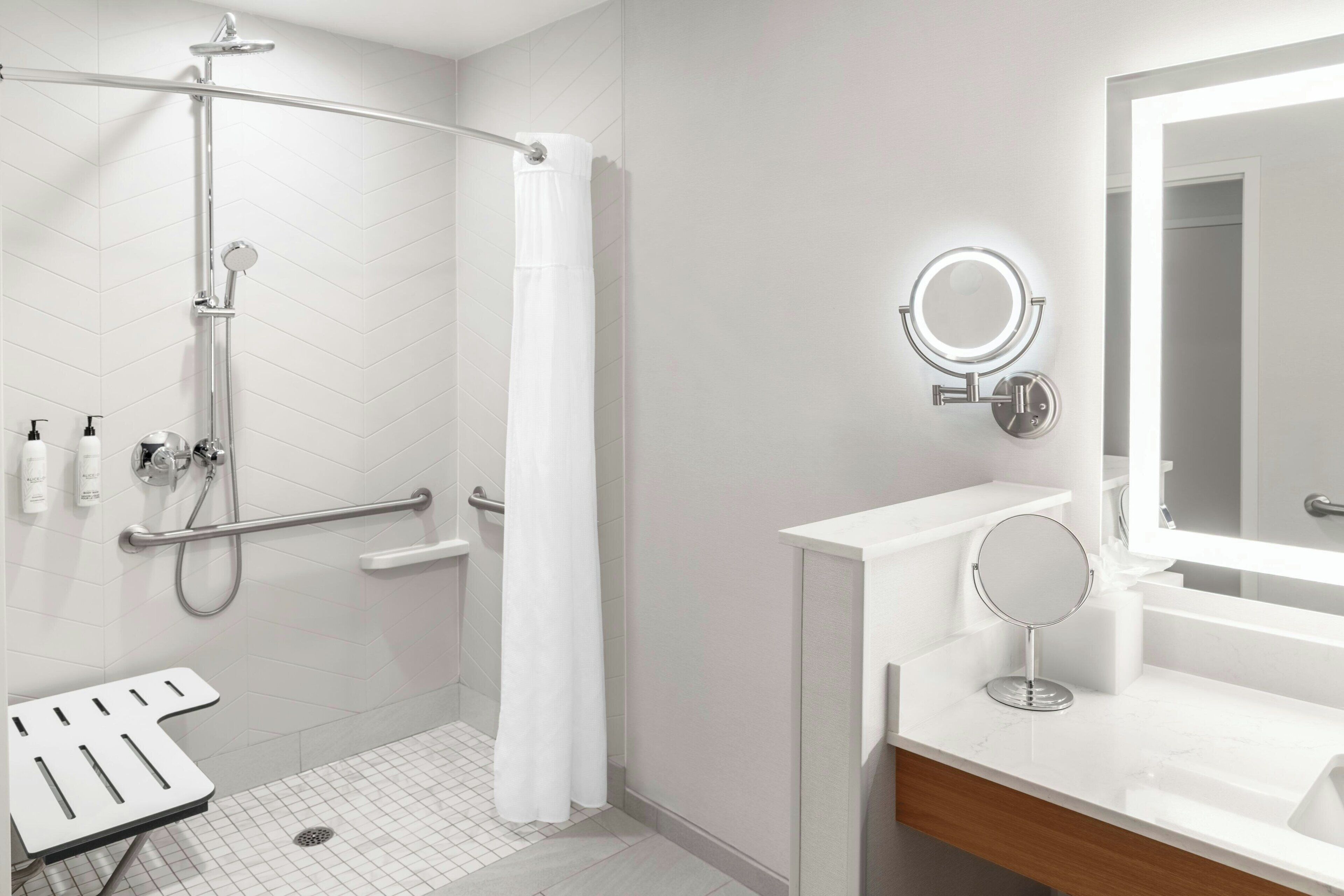 room, 1 king bed, non smoking | bathroom | combined shower/bathtub, free toiletries, hair dryer, towels