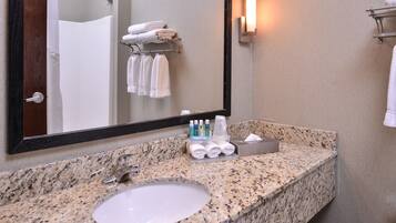 Bañera con ducha, secador de pelo, toallas