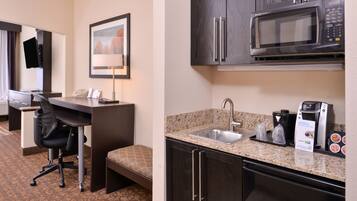 VÀrdeförvaringsskÄp pÄ rummet, skrivbord och strykjÀrn/strykbrÀda