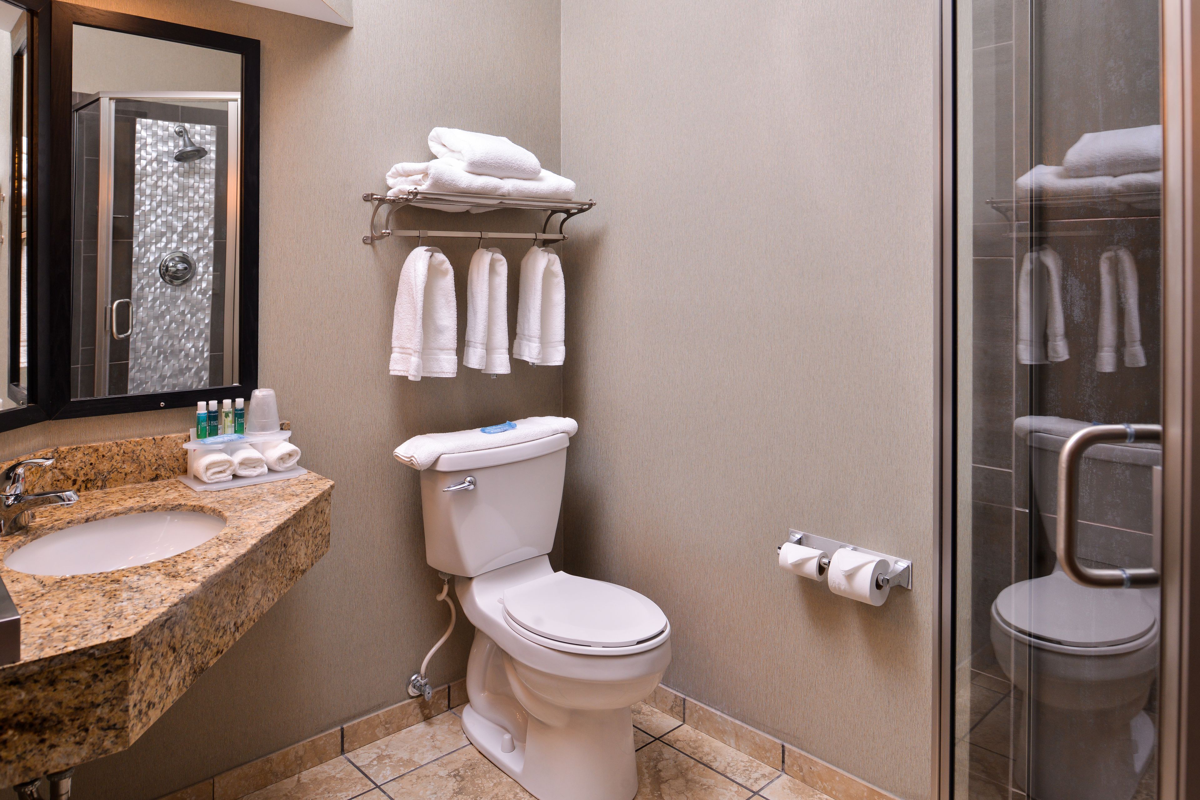 combined shower/bathtub, hair dryer, towels