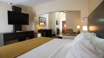 Värdeförvaringsskåp på rummet, skrivbord och strykjärn/strykbräda