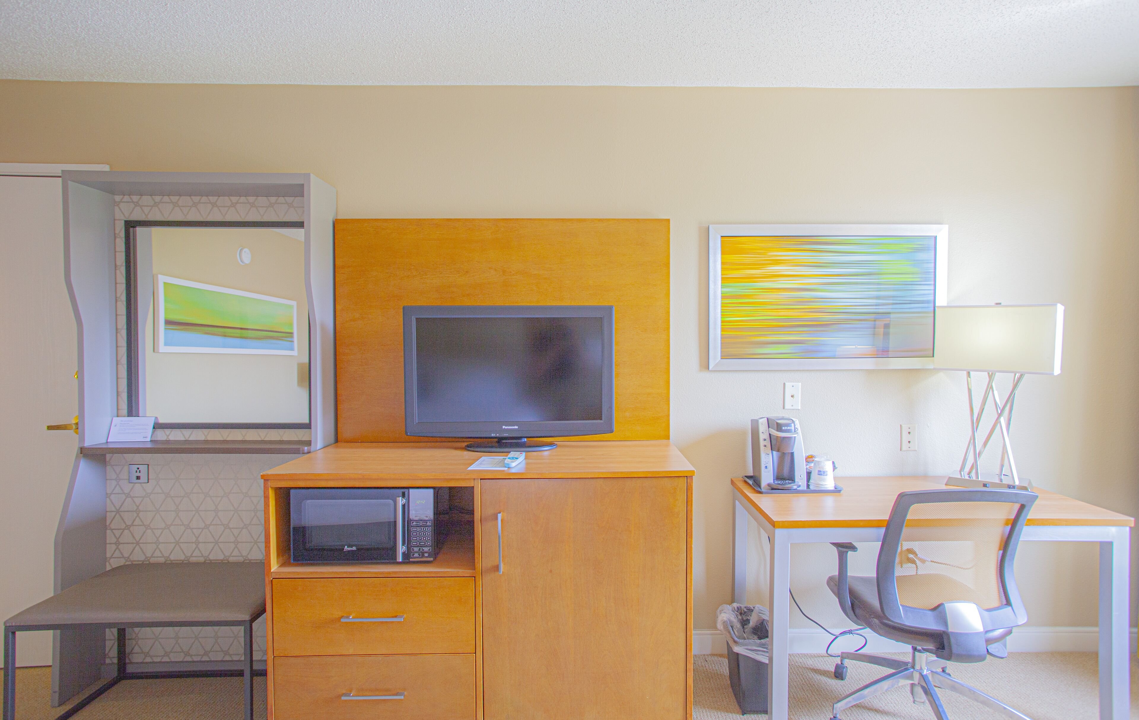 standard room, 1 king bed | 1 bedroom, in-room safe, individually decorated, individually furnished