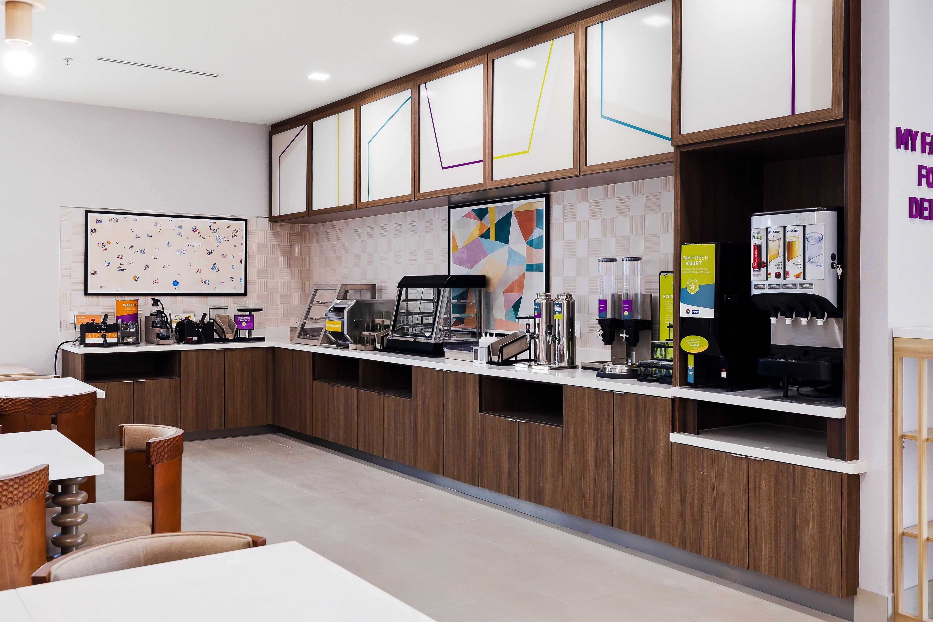 Una cafeteria moderna amb barra, zona de seients i diverses màquines de cafè.
