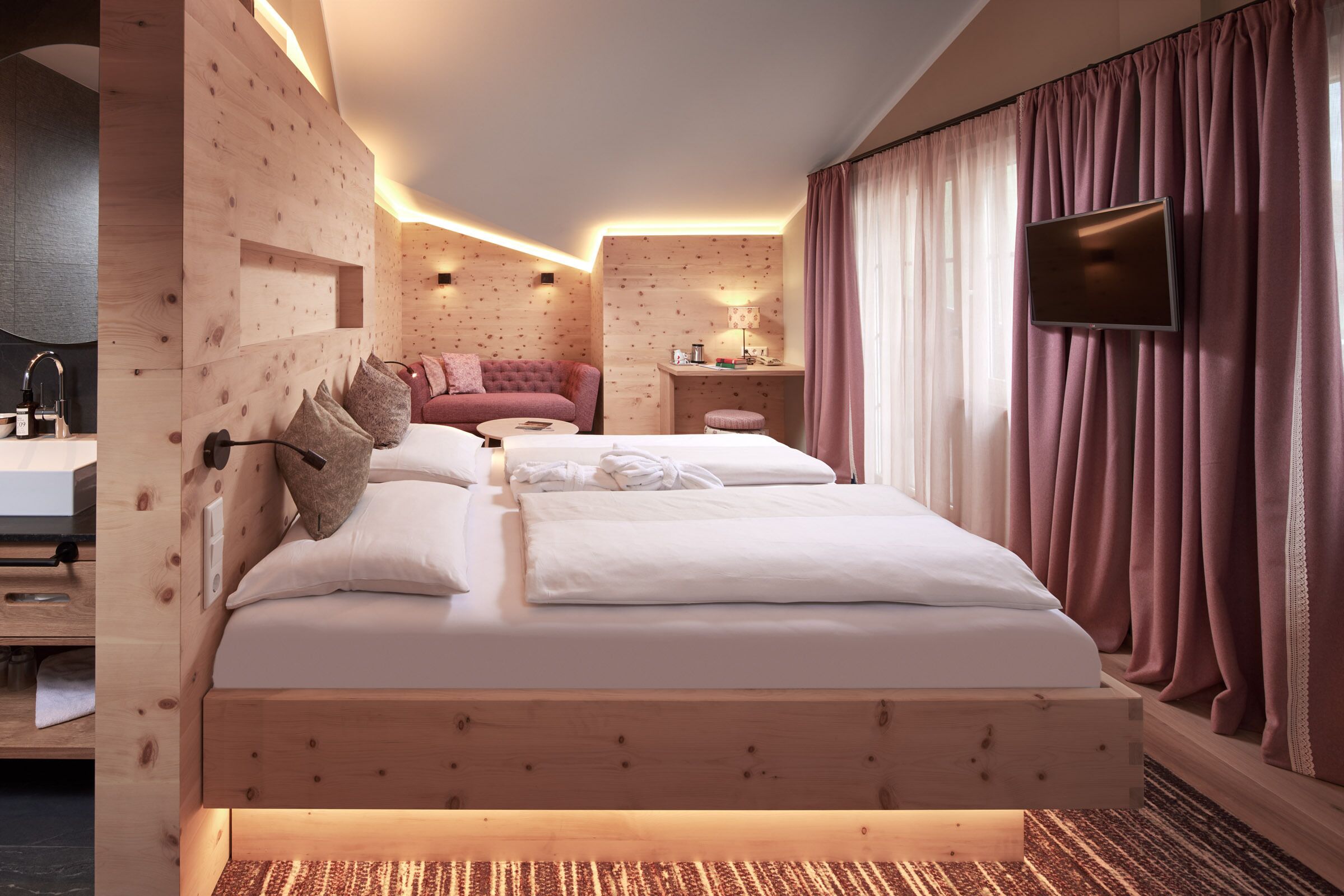 Quarto casal premium, sauna seca | Roupas de cama antialérgicas, cofres nos quartos, escrivaninha