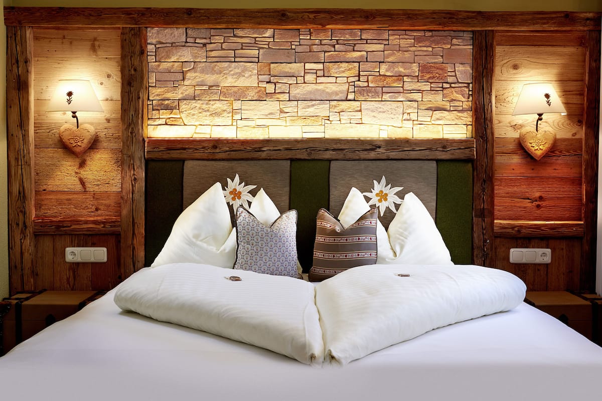 romantic double room | 1 bedroom, hypo-allergenic bedding, in-room safe, desk