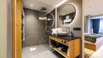 Luxury-Doppelzimmer, Sauna, Gartenblick | Allergikerbettwaren, Zimmersafe, Schreibtisch, Bügeleisen/Bügelbrett