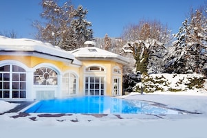 Inomhuspool, utomhuspool, parasoller och solstolar