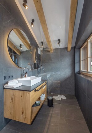 Comfort tweepersoonskamer | Badkamer | Gratis toiletartikelen, een haardroger, badjassen, pantoffels