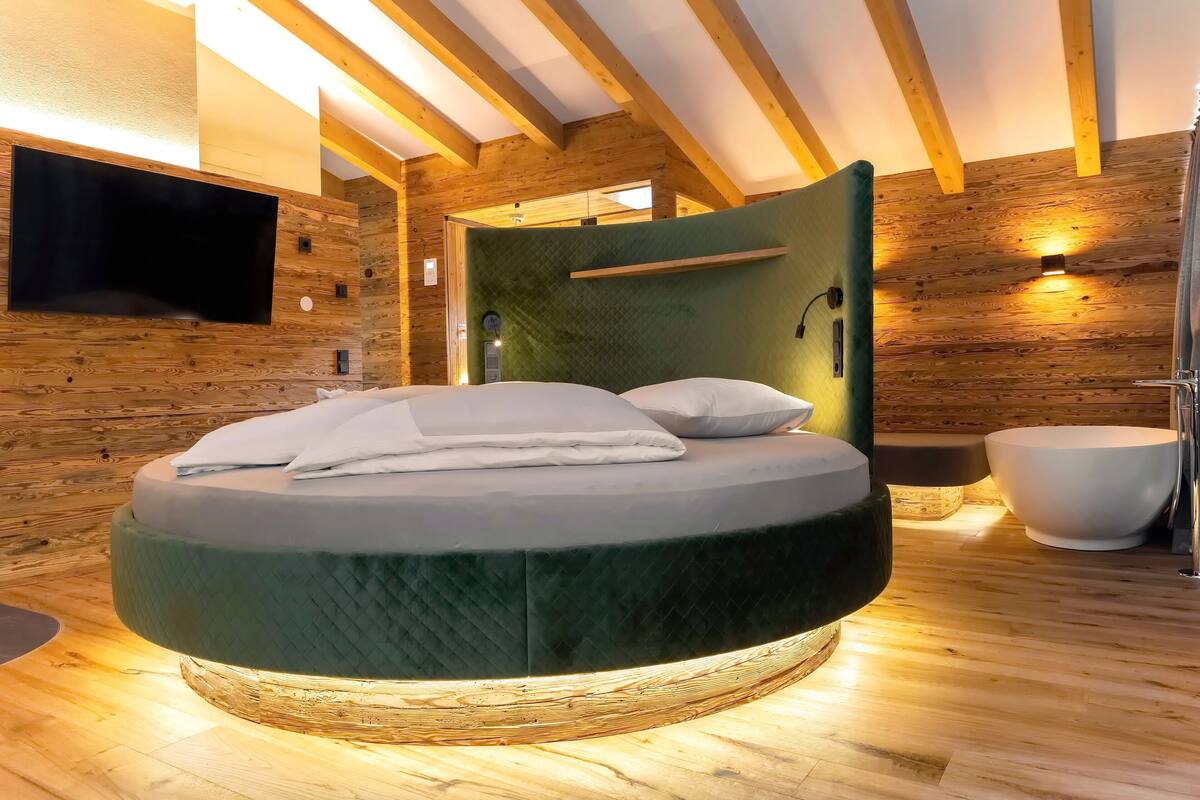 1 bedroom, hypo-allergenic bedding, in-room safe, desk