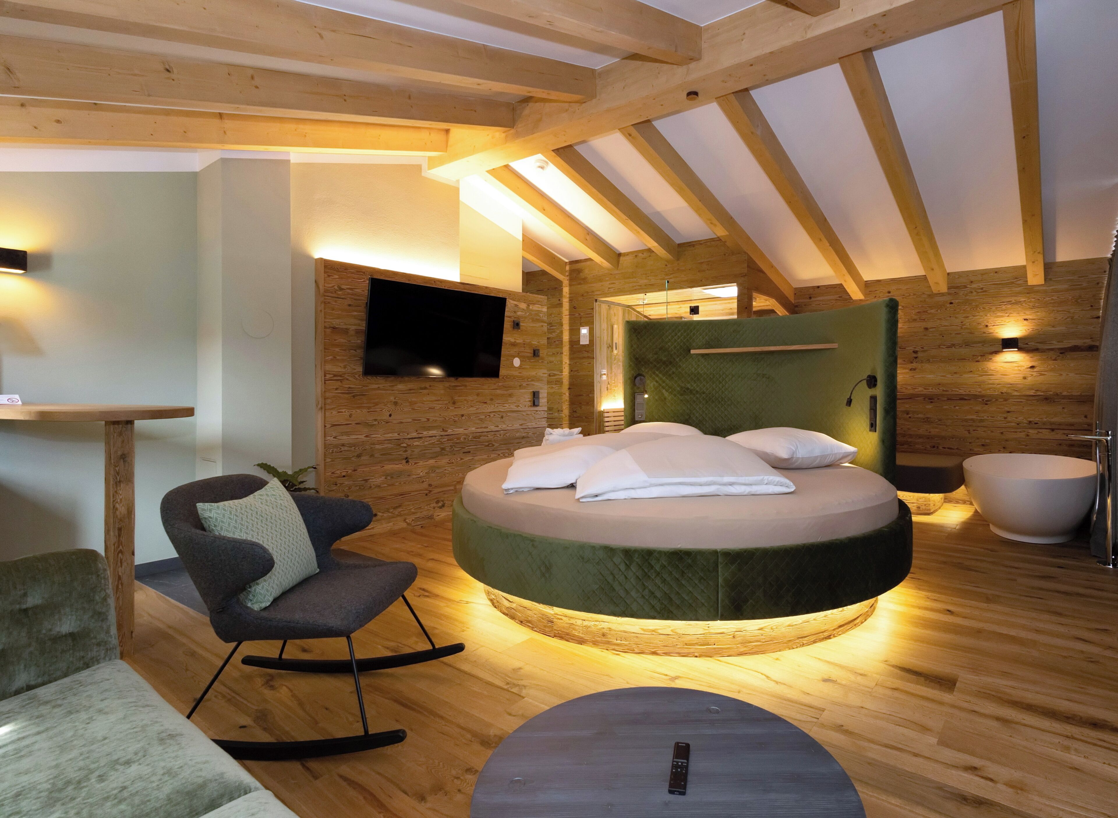 Deluxe Suite | Hypo-allergenic bedding, in-room safe, desk, iron/ironing board