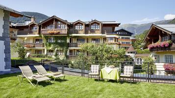 Superior-Doppelzimmer, Balkon, Bergblick | Blick auf den Garten