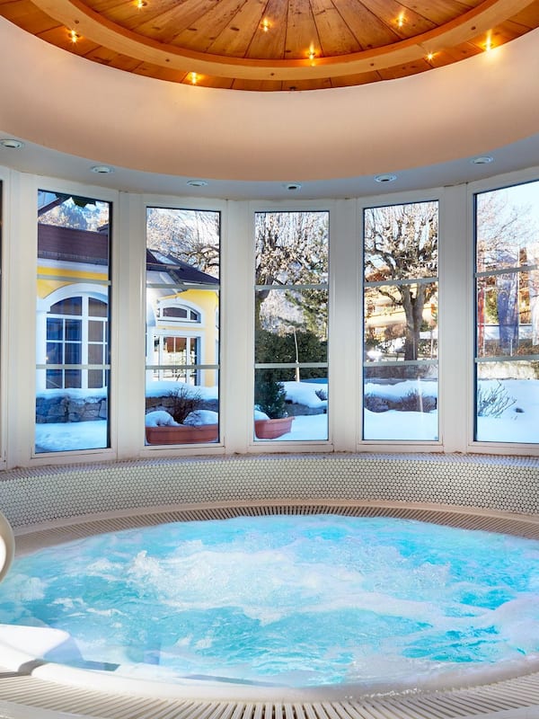 Indoor spa tub