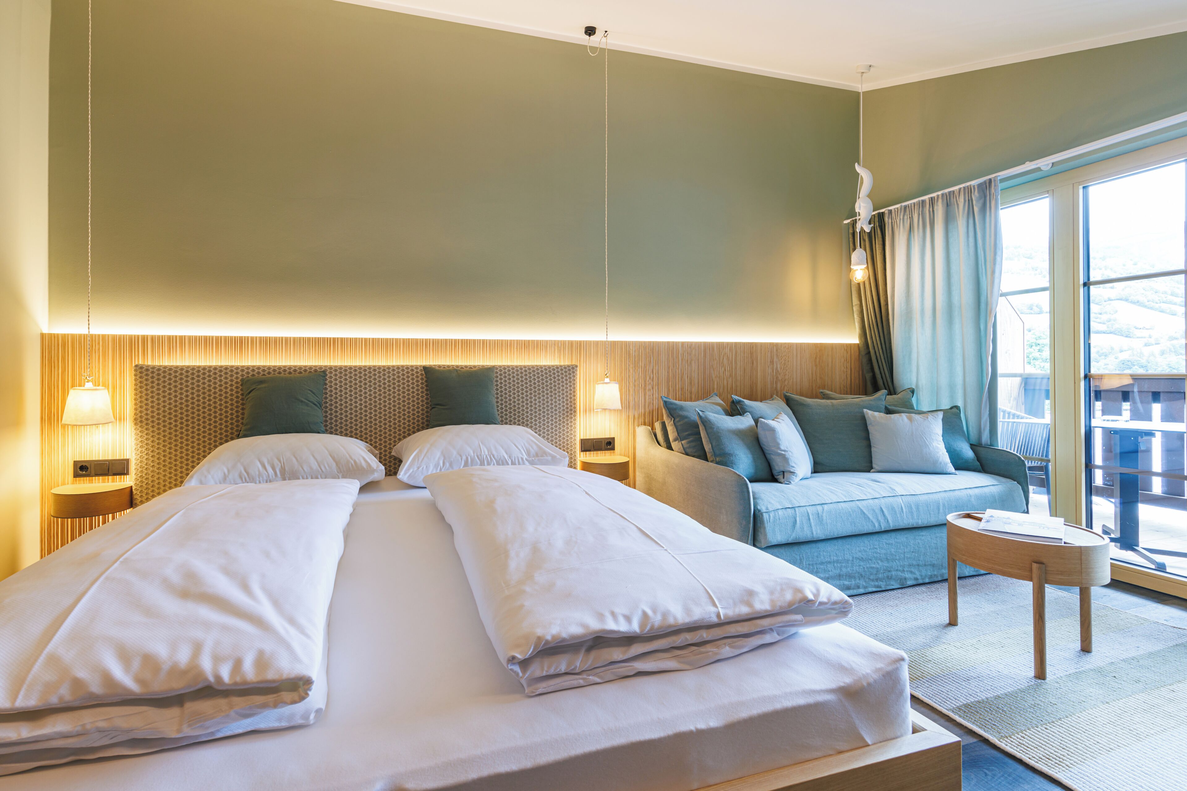 Quarto casal luxo | Roupas de cama antialérgicas, cofres nos quartos, escrivaninha