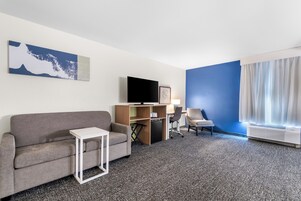 Estudio, 2 camas de matrimonio | Edredones de plumas, colchones Select Comfort, caja fuerte