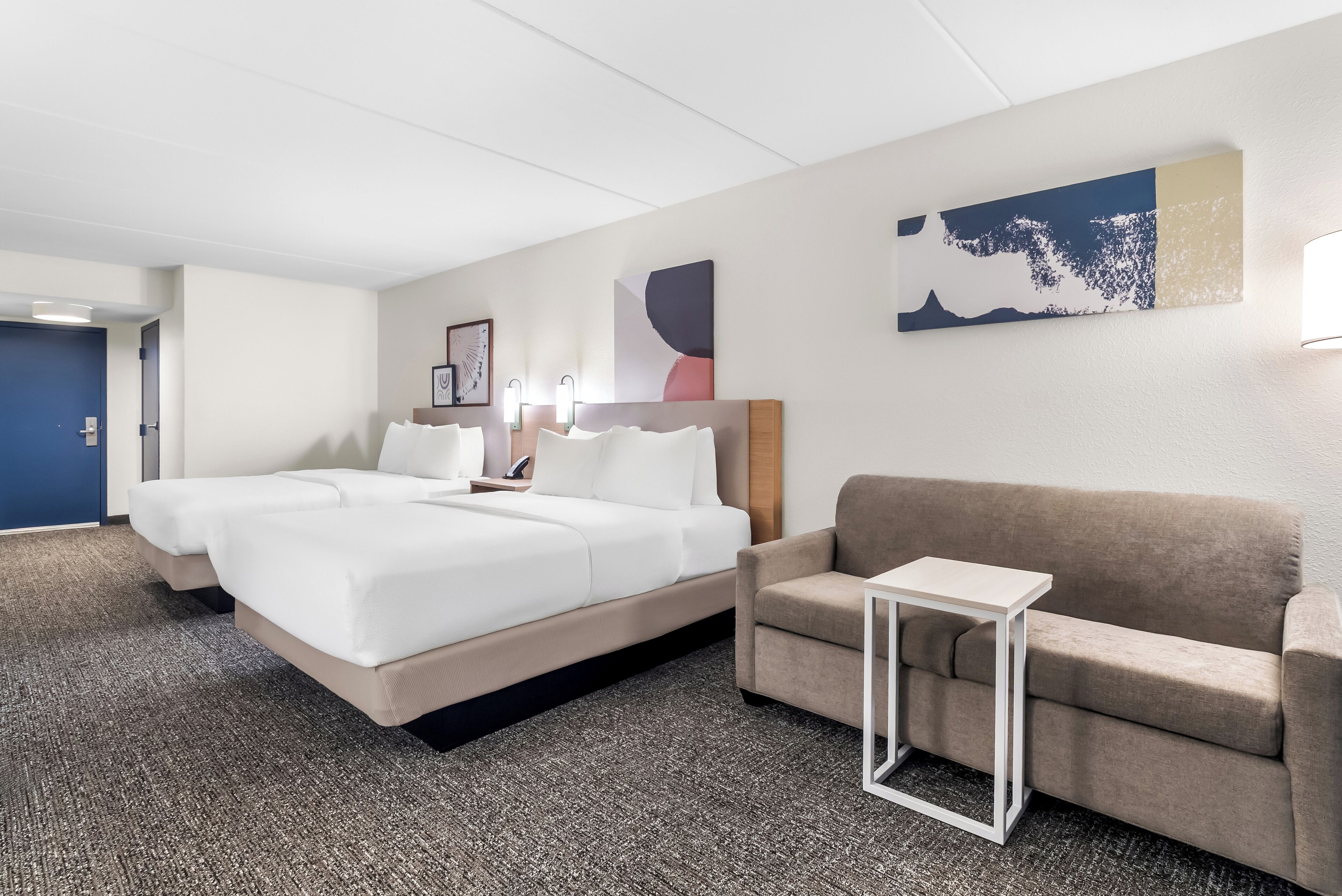 羽毛の掛け布団、セレクト コンフォート製ベッド、セーフティボックス (室内)、ノートパソコン用作業スペース