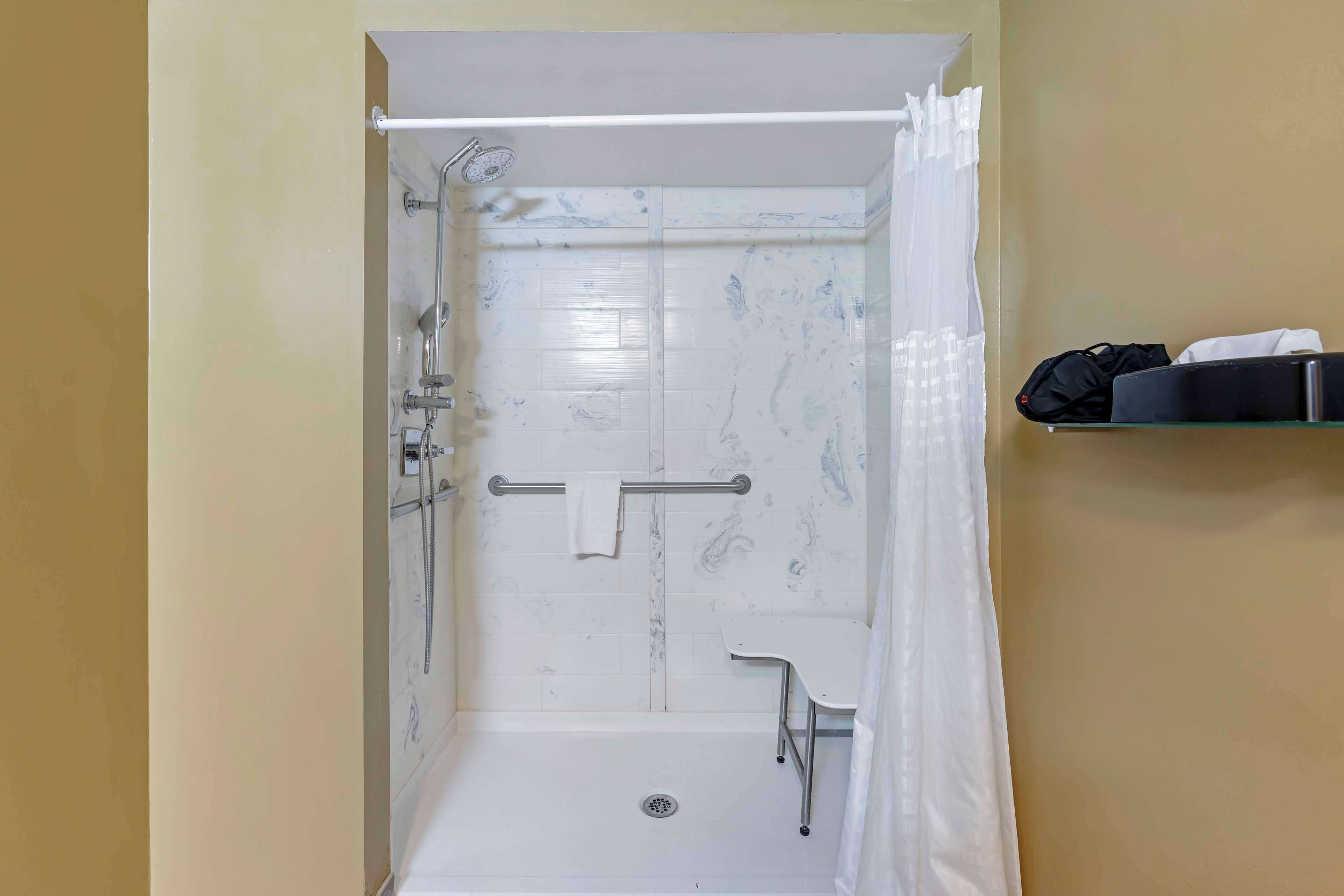 standard room, 1 king bed, accessible, non smoking | bathroom | free toiletries, hair dryer, towels