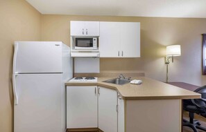 Studio, 1 Queen Bed, Non Smoking | Pillowtop beds, desk, laptop workspace, blackout drapes - Extended Stay America Suites Cleveland Brooklyn (Brooklyn)